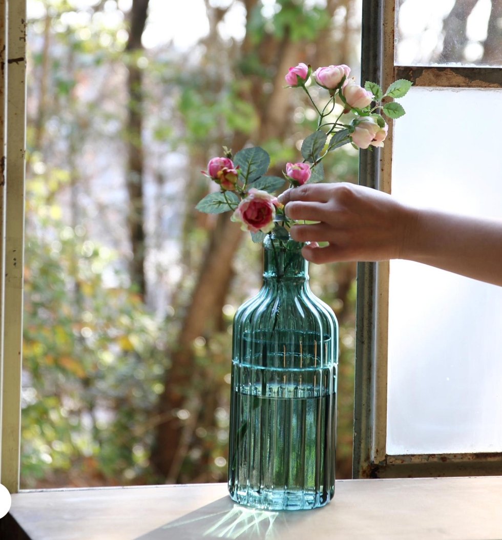Metropolitan Elegance Ribbed Glass Flower Vase
